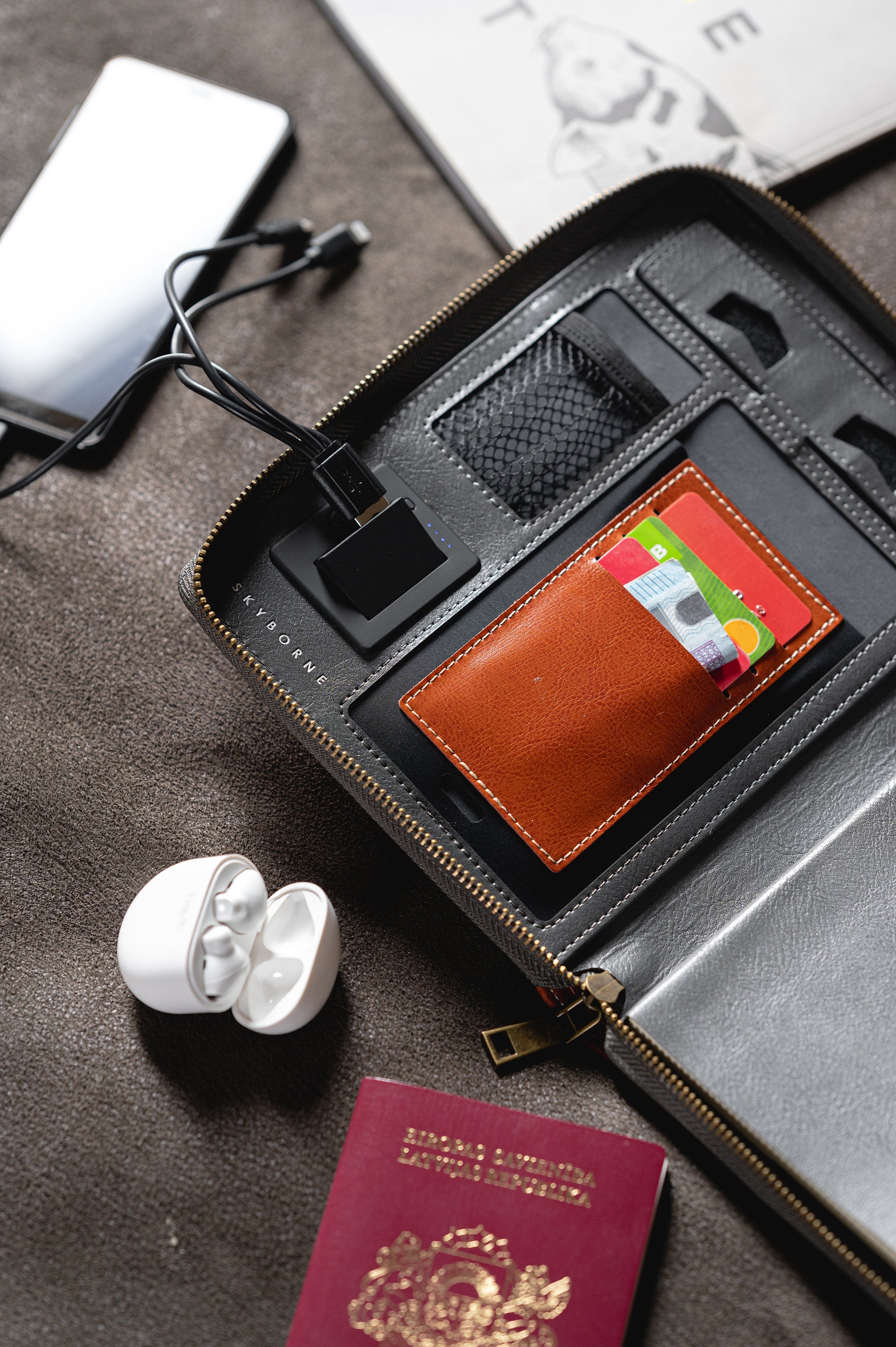 iTravel Folio 4.0: An innovative travel organizer with built-in
