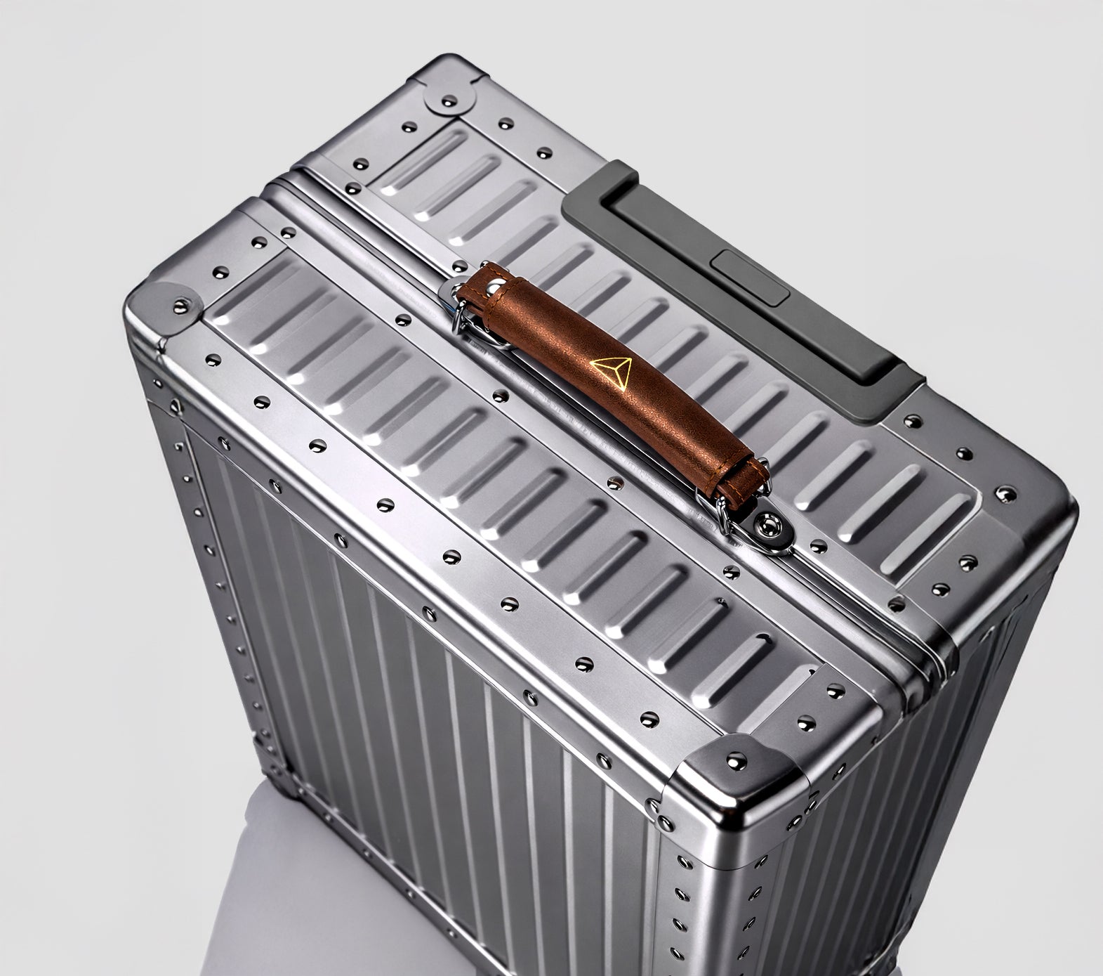 1935 H1 Silver Trunk™ — Grand 26” – SKYBORNE