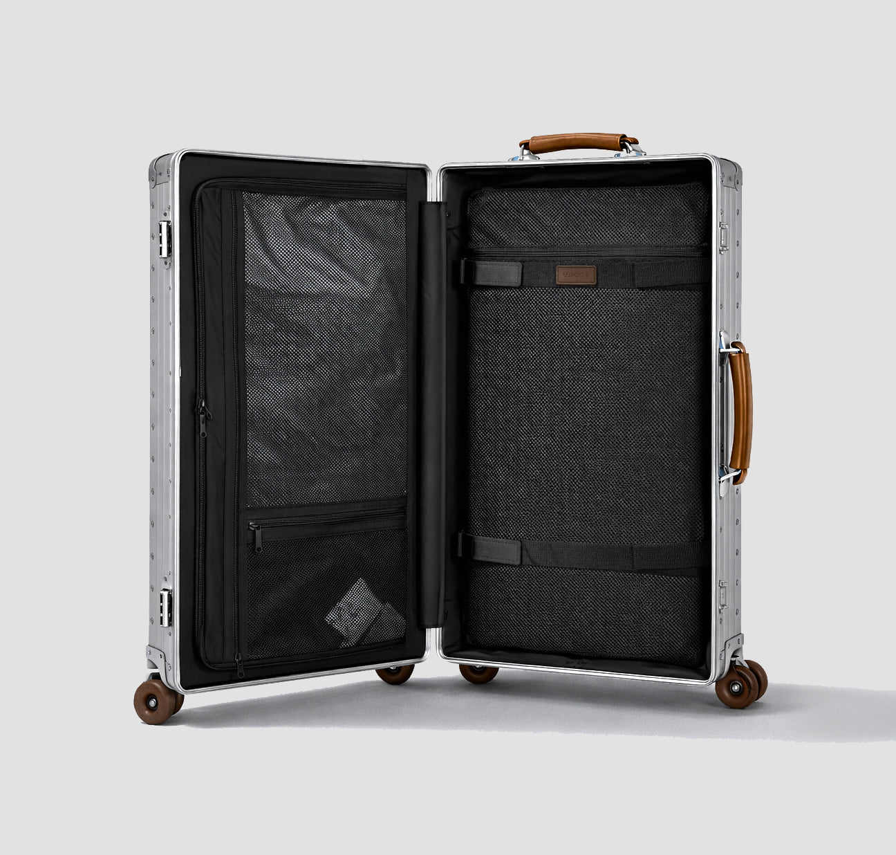 1935 H1 Silver Trunk™ — Grand 26” – SKYBORNE